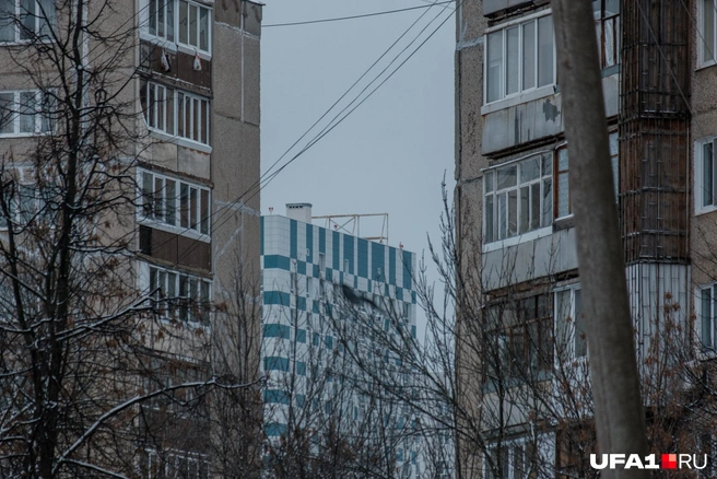 Панельки из 1980-х, а на заднем плане&nbsp;— из 2010-х | Источник: Булат Салихов / UFA1.RU