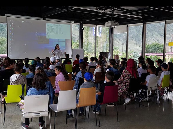 Учащиеся центра Luminary в селе Хрюг, Дагестан