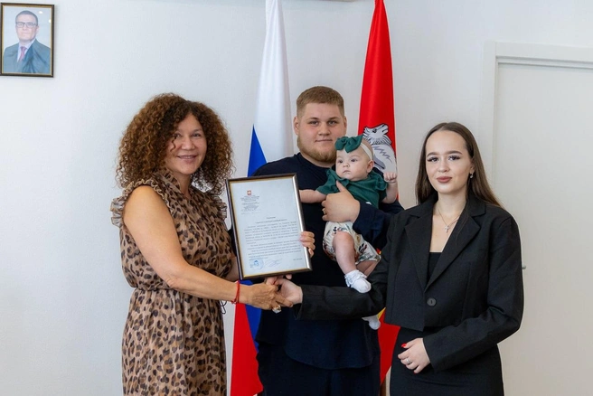 Министр социальных отношений Наталья Лугачева вручила молодой семье Сохликовых уведомление о праве на студенческий капитал | Источник: Министерство социальных отношений Челябинской области 