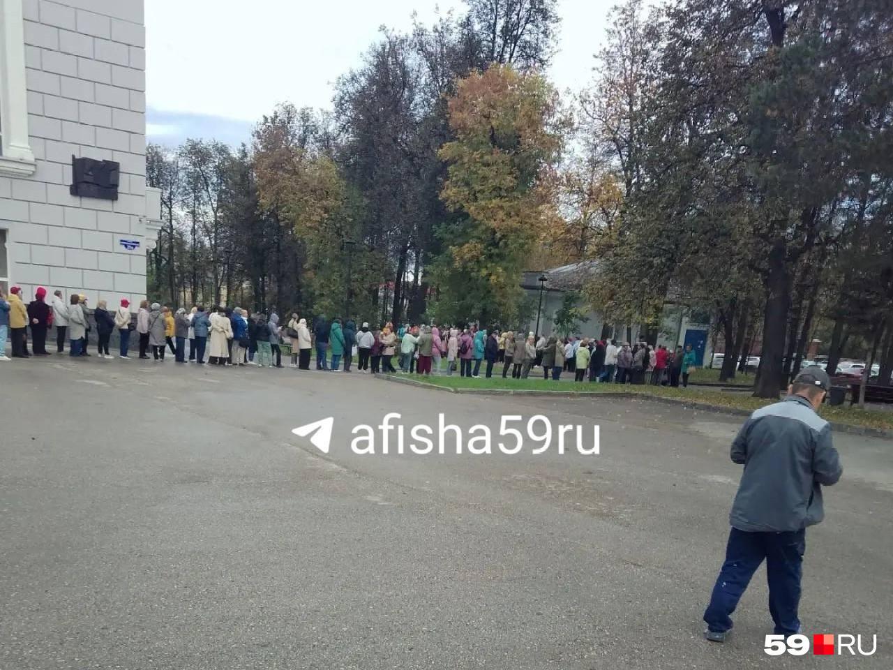 «Акция весь октябрь»: пермский Оперный пояснил, что прийти за билетами пенсионеры могут не только в…