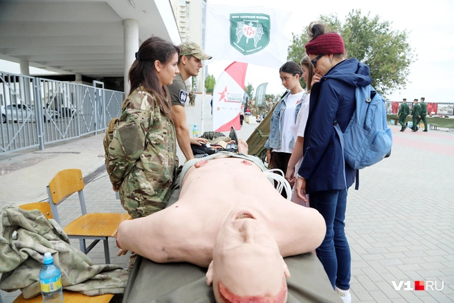 На манекене специалисты показывали основы первой помощи раненым на поле боя | Источник: Константин Завриков / V1.RU