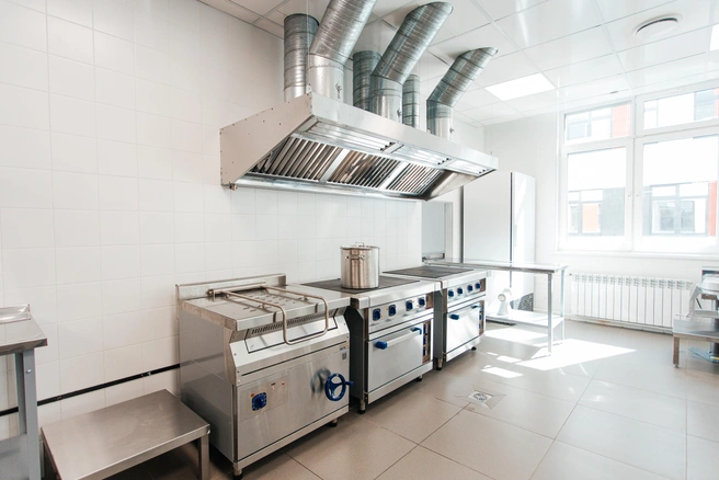 Здесь полностью оснастили кухню всем необходимым | Источник: Ксения Зимина