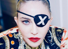 Рыцарские доспехи, пиратская повязка со стразами и специальный лифт: детали выступления Мадонны в финале «Евровидения»