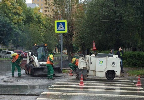 В Рязани на улице Яхонтова укладывали асфальт в дождь | ya62.ru