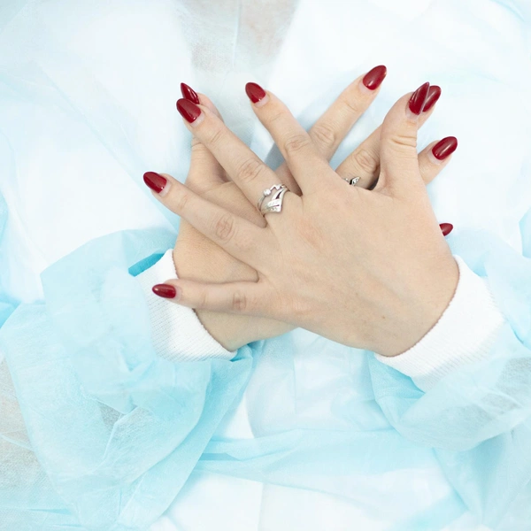 А это&nbsp;— слово «любовь» на жестовом языке | Источник: VALERIY ZAYTSEV/VALERIY ZAYTSEV