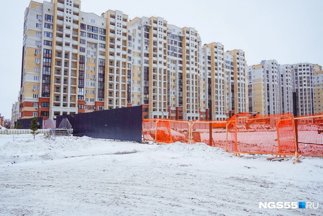 Школу начали строить четыре года назад  | Источник: Елена Латыпова / NGS55.RU