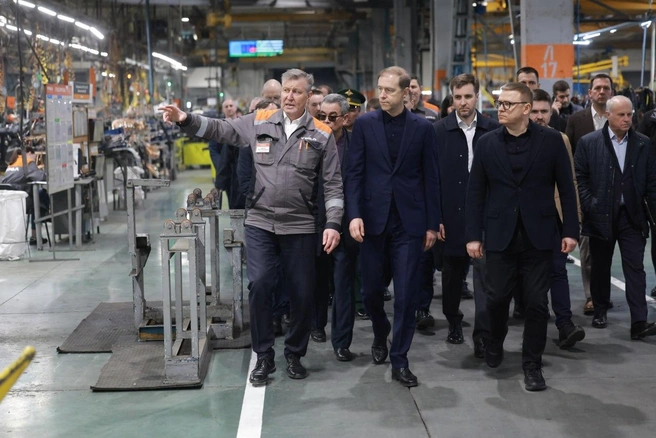 Денис Мантуров посетил заводы в Челябинской области | Источник: пресс-служба правительства Челябинской области