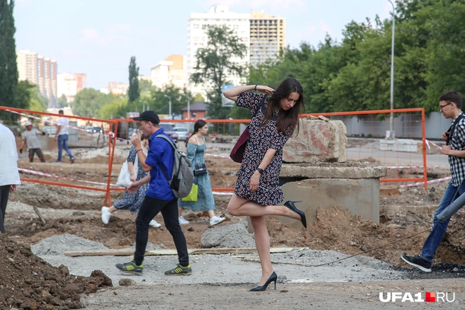 Там и каблуки можно сломать