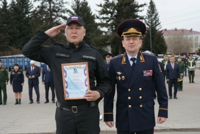 В Кызыле состоялся гарнизонный развод силовиков