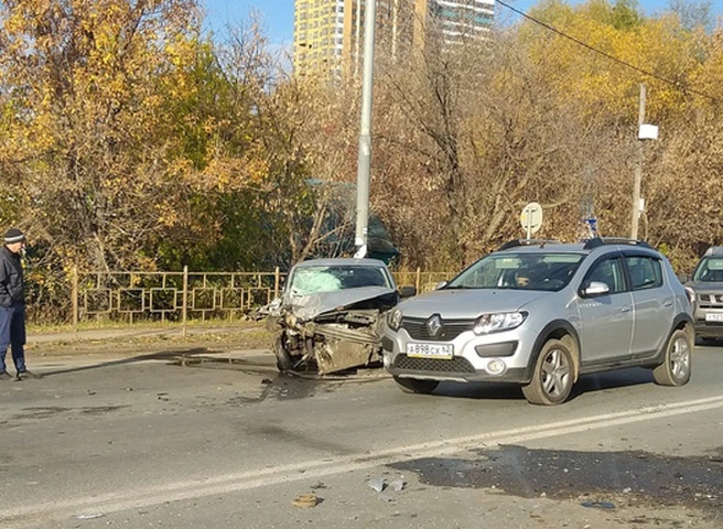 В массовом ДТП у «Глобуса» серьезно пострадал 20-летний молодой человек | ya62.ru