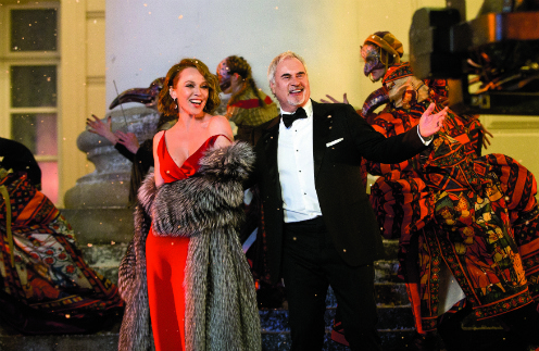 Валерий Меладзе с женой Альбиной Джанабаевой у Большого театра
