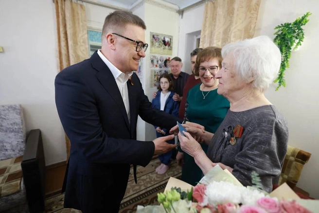 Алексей Текслер лично приехал к Римме Зубовой, чтобы вручить документ | Источник: alexeytexlerofficial / t.me