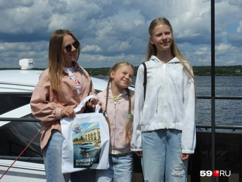 Екатерина, Виктория и Оливия Гильмутдиновы&nbsp;— одни из первых пассажиров «Колвы», получившие на память сувениры с изображением судна | Источник: Кирилл Хафизов / 59.RU