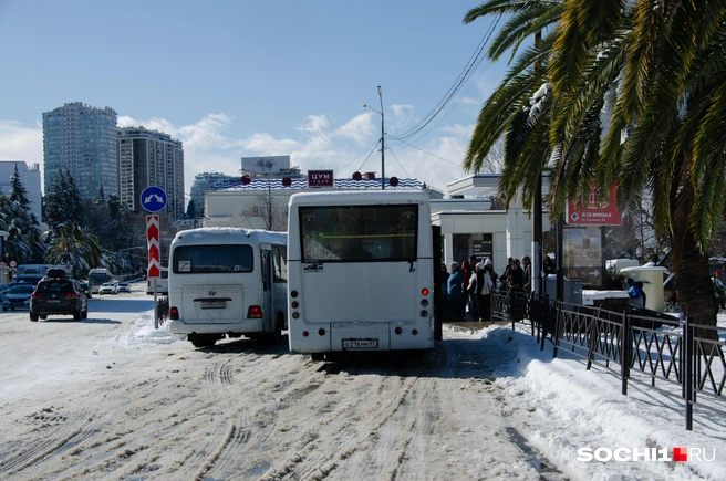 Остановки у железнодорожного вокзала почистили от снега не сразу | Источник: Оксана Витязь / SOCHI1.RU