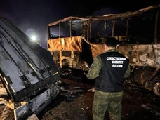 В ДТП под Краснодаром заживо сгорел водитель фуры: 49 пассажиров спаслись, выбив стекла вспыхнувшего автобуса