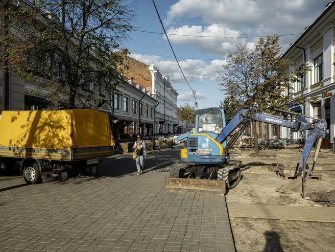 Теперь на Кирова можно прогуляться между экскаваторами и грузовиками | Источник: Александр Куренной / 76.RU
