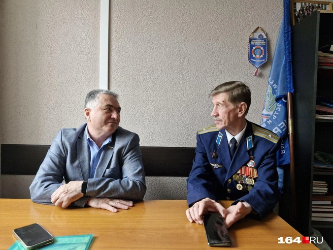Геннадий Ефремов и Николай Дружинин с шутками вспоминают события почти 40-летней давности | Источник: Виктория Федорова / 164.RU