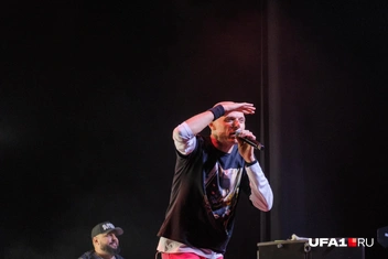 На заднем плане — артист GUNS, он же Юрий Чистяков | Источник: Булат Салихов / UFA1.RU