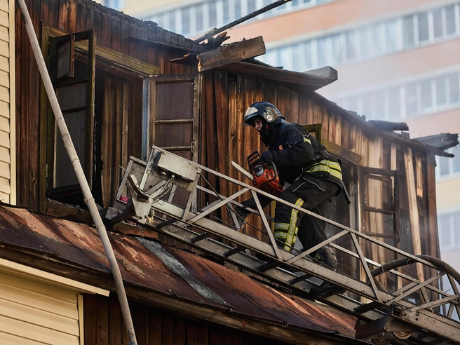 Планируется, что поврежденное пожаром здание войдет в областную программу по переселению. | Источник: Александр Ощепков / NGS.RU