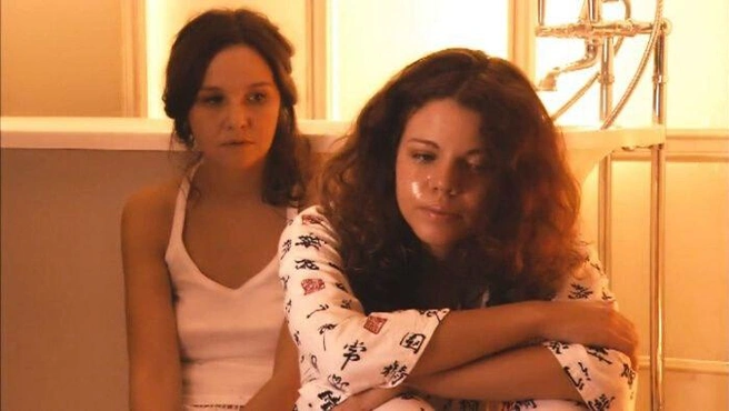 В картине «2-Асса-2» дочери Татьяны Друбич и Сергея Соловьева Анне досталась роль дочери героев первой «Ассы» — Алики и Крымова | Источник: кадр из фильма «2-Асса-2» (16+)