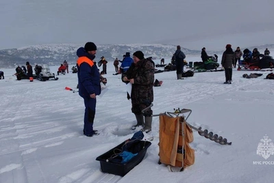 Спасатели провели рейд по безопасности на льду бухты Нагаева