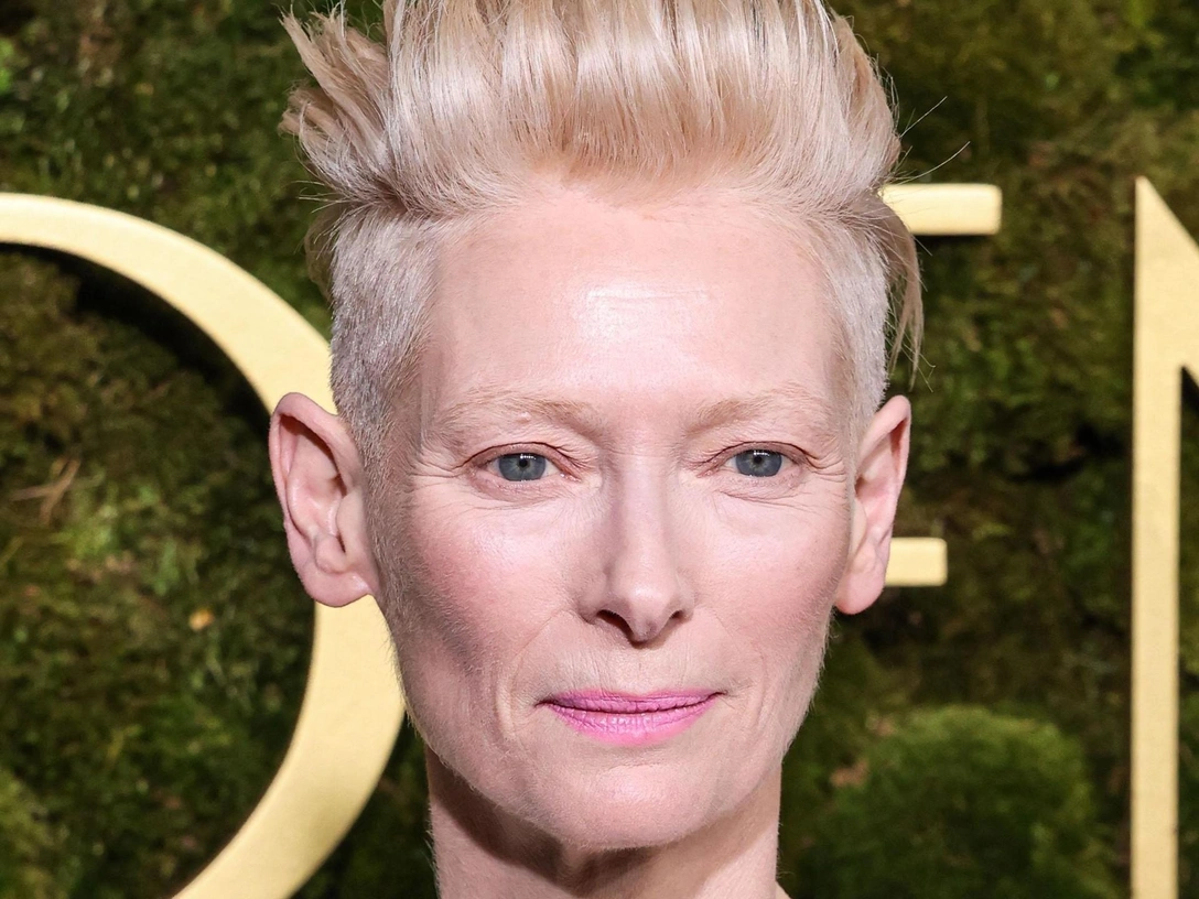 Stay weird, be bold: Тильда Суитон в новой кампании Gentle Monster | marieclaire.ru