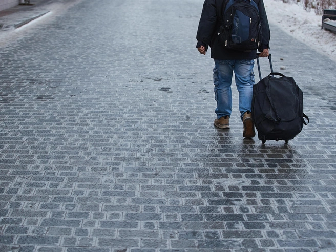 Улицы города, покрытые льдом и заваленные снегом | Источник: Александр Ощепков / NGS.RU