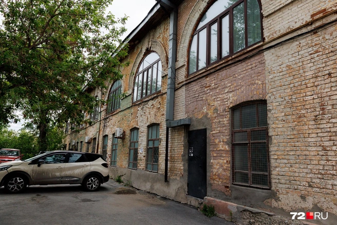 Сейчас корпус на Республики, 2 признан аварийным, а студентов перевели в другие здания института | Источник: Ирина Шарова / 72.RU