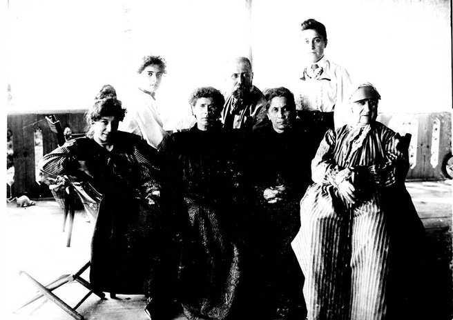 На этой фотографии — родственники А. А. Старка на даче в Хосте | Источник: предоставлено Владимиром Костиниковым