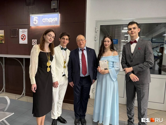 Марию уже зачислили в МГИМО, и одним из ее преподавателей станет ведущий шоу — Юрий Вяземский (на фото по центру) | Источник: Мария Мальцева