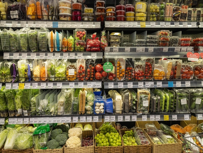 Магазин «ВкусВилл» на Свободы, 54/38 предложил аккуратно выложенные свежие овощи и зелень. | Источник: Артем Бауман / 76.RU