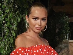 Стефания Маликова призналась, что с 13 лет фотошопила лицо на снимках