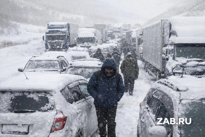 Более 250 человек застряли в снежном заторе в Забайкалье