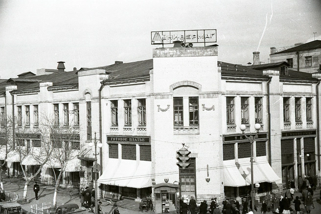 23 апреля 1954 года. Универмаг на Ленинградской. Здание по проекту архитектора Дмитрия Вернера построили в 1911 году. Тогда это были Новотроицкие торговые ряды, а сейчас — ТЦ «Юность». | Источник: фотофонды Самарского госархива социально-политической истории и Центрального госархива Самарской области