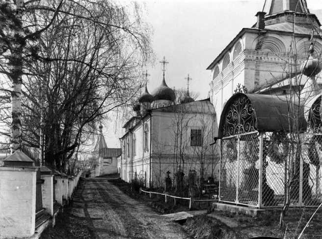 Кладбище на территории монастыря в начале XX века | Источник: pastvu.com