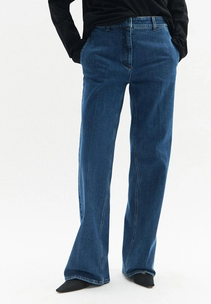 Правильные джинсы и кокетливое мини: 5 главных трендов денима 2026