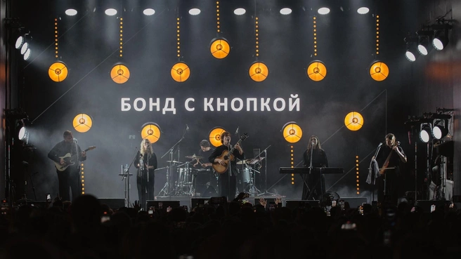 Forbes включил солиста «Бонда с кнопкой» в список победителей рейтинга «30 до 30» | Источник: «Бонд с кнопкой» / Vk.com