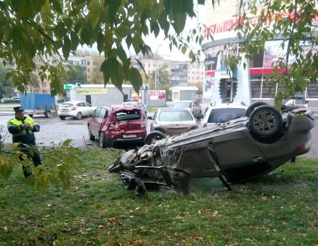 Автомобиль все утро пролежал на газоне | 59.ru