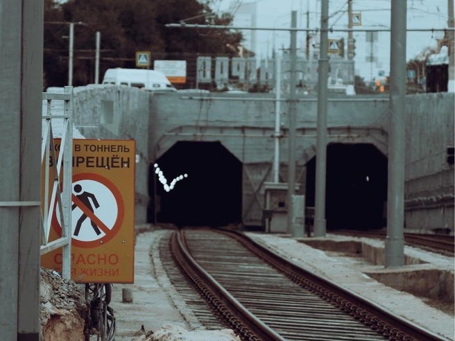 Предупреждающий знак в холодный тонах выглядит куда угрожающе, чем в жизни | Источник: Алексей Сапицкий