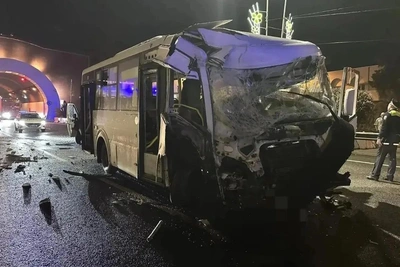 Автобус в Сочи врезался в бетонную стену