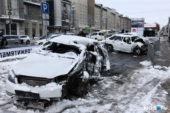 Акция «Последняя парковка» проходит между зданиями № 29 и 38 на Красном проспекте | Источник: Александр Ощепков / NGS.RU