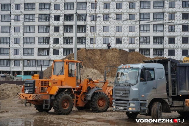 Вода, которая вышла из-под земли, размыла горы песка на стройплощадке | Источник: Дмитрий Волгин / Voronezh1.ru