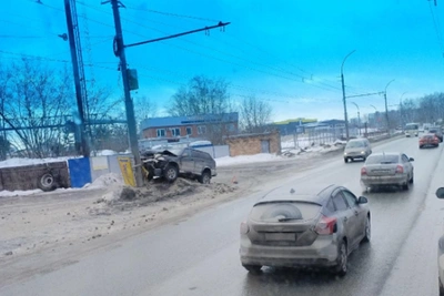 В Новосибирске внедорожник врезался в столб