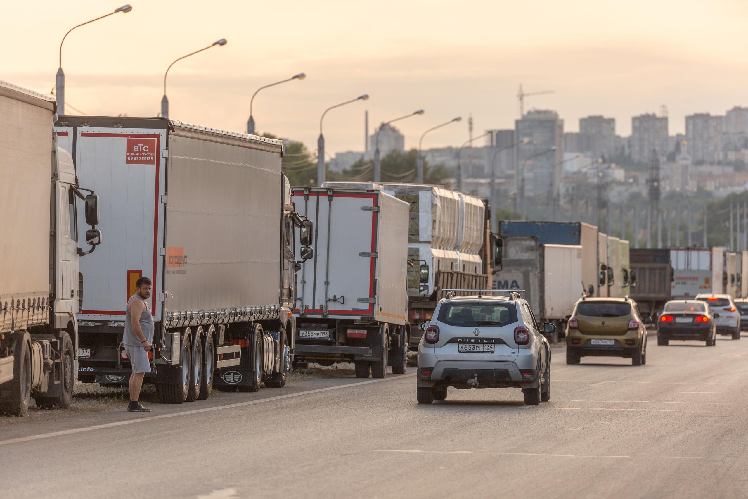 Смотрим, что происходит на «танцующем» мосту Волгограда, где уже несколько дней водители грузовиков стоят в гигантских пробках