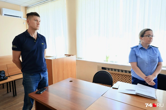 Однако свободу передвижений ему на пару лет все-таки ограничили  | Источник: Михаил Шилкин