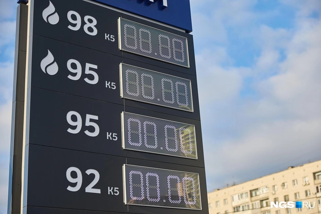 На небольших АЗС топливо кончается быстрее | Источник: Александр Ощепков / NGS.RU