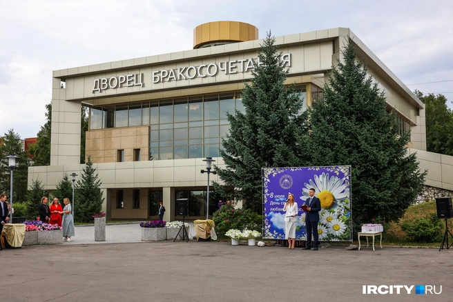 Для молодоженов организовали торжественную программу на площади возле дворца | Источник: Ксения Филимонова / «ИрСити»