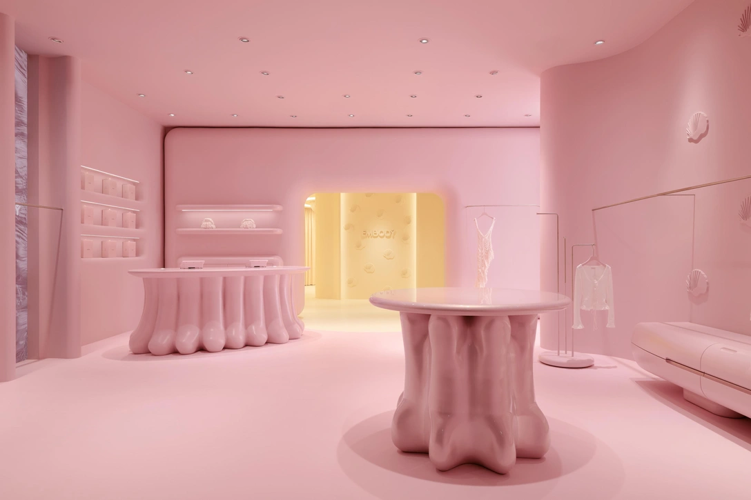 Желто-розовый бутик Embody в Москве | Источник: Варвара Топленникова