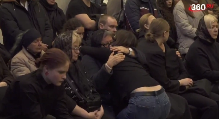 роман попов похороны, роман попов где похороны, роман попов актер похороны, умер роман попов похороны, где пройдут похороны романа попова, когда пройдут похороны романа попова, похороны романа попова фото | Источник: стоп-кадр из онлайн-трансляции телеканала 360