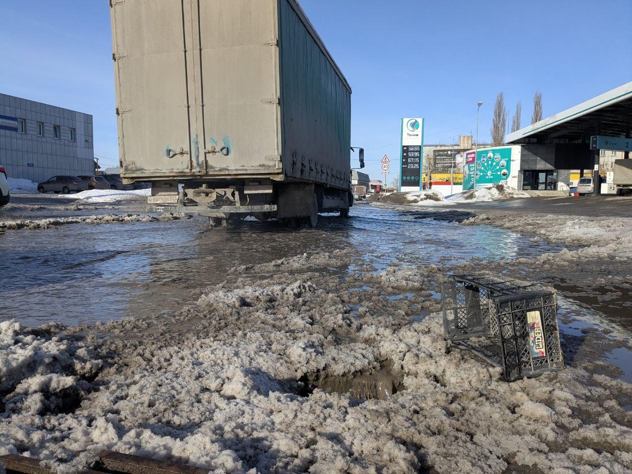 В уфимской Нижегородке затопило улицу — фото